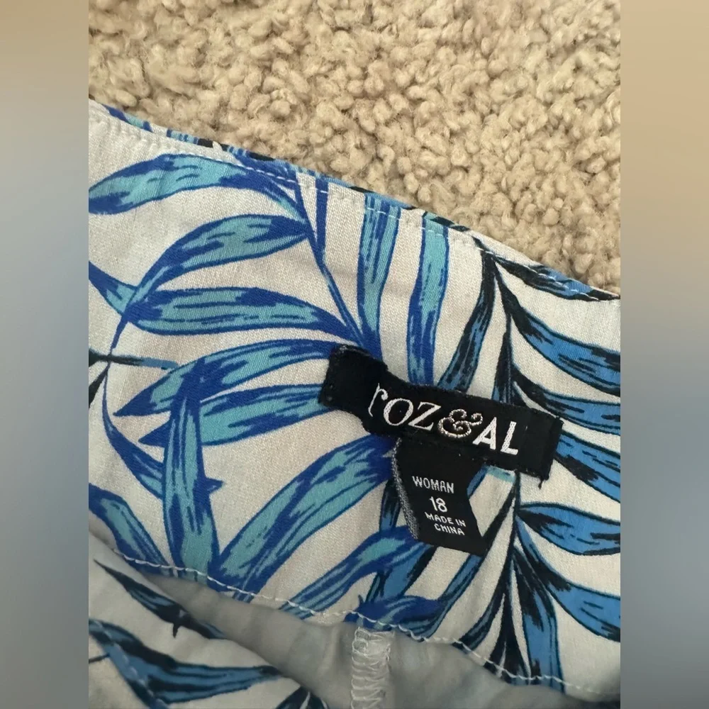 Roz & Ali Tropical Cropped Ankle Pants | Size 18 | Blue White Teal Palm Print - Picture 6 of 9
